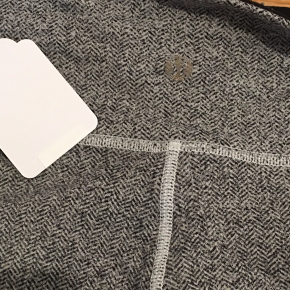 NWT!! LULULEMON CROPPED PANTS - Picture 2 of 4